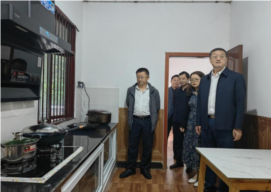 在峨眉山市九里镇调研家庭无障碍改造情况