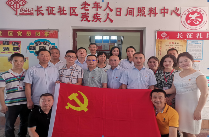 党员到长征社区“双报到”开展志愿服务
